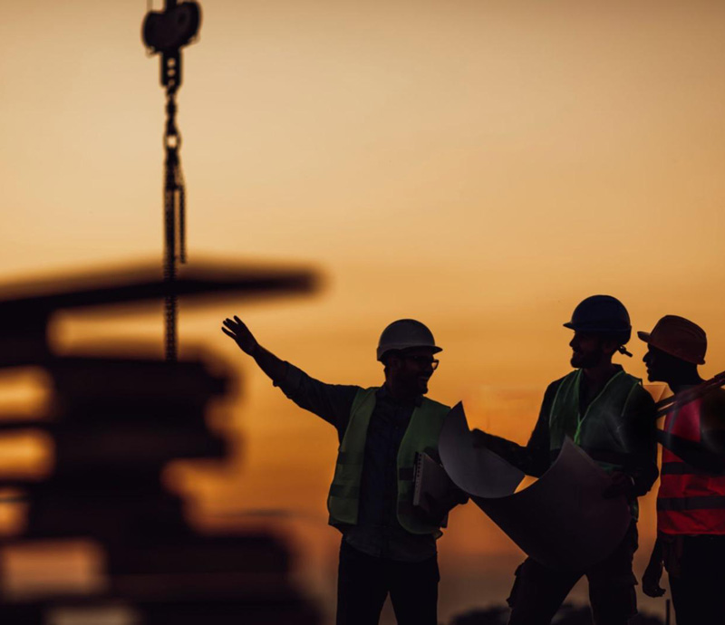 Photo d'une équipe dans une entreprise industrielle qui profite d'un accompagnement ergonomique pour diminuer l’exposition aux risques.