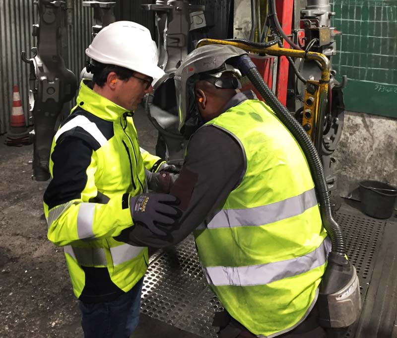 Photo d'un ostéopathe qui corrige la posture d'un salarié sur son lieu de travail, méthode de prévention des TMS en entreprise d'Appicare.