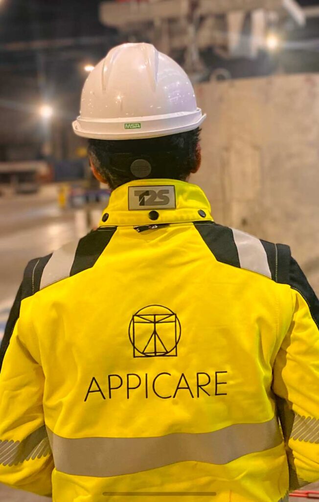 Photo d'Hugo Tarrazi en train de proposer un programme de prévention de TMS dans une entreprise à Lyon.