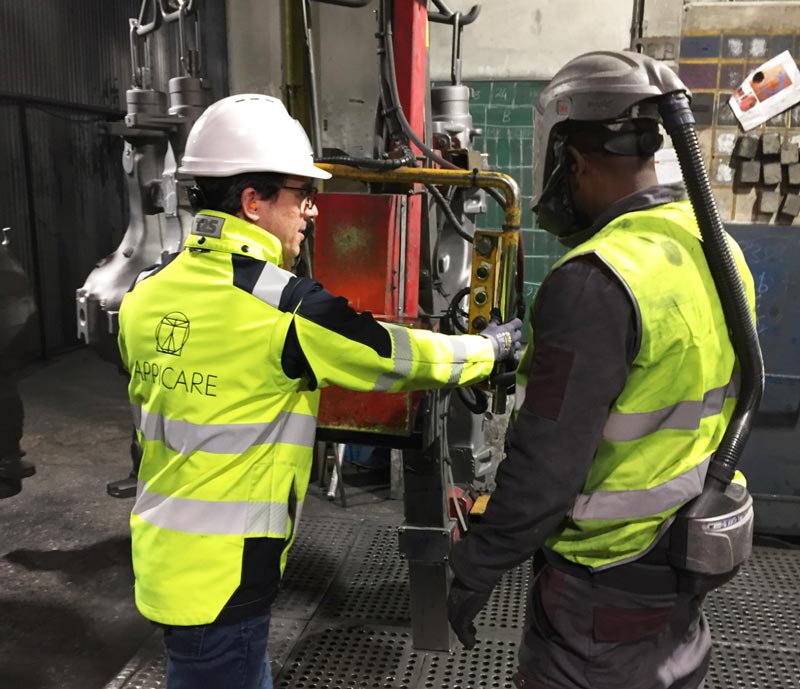 Photo d'un atelier gestes et postures animé par un intervenant Appicare lors d'une prestation d'ostéopathie en entreprise pour améliorer les objectifs RSE.