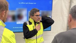 Hugo Tarrazi, consultant en prévention, montre à des salariés comment repérer les signes précurseurs des TMS lors d’un atelier