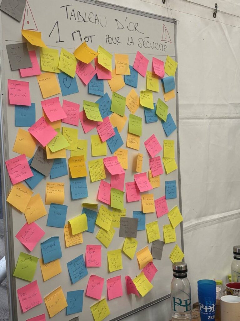 Tableau couvert de post-it laissés par les salariés pendant la semaine sécurité, avec des messages d’engagement pour la sécurité