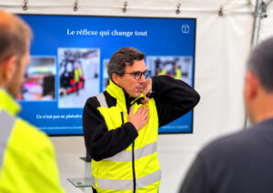 Hugo Tarrazi, consultant en prévention, montre à des salariés comment repérer les signes précurseurs des TMS lors d’un atelier